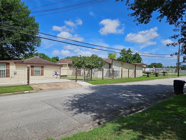 Building Photo - 6826 Myrtle St