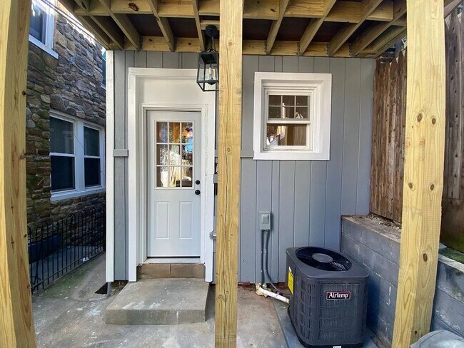 Building Photo - Stylish 3-Bedroom 2.5 Bath Available in Lancaster City