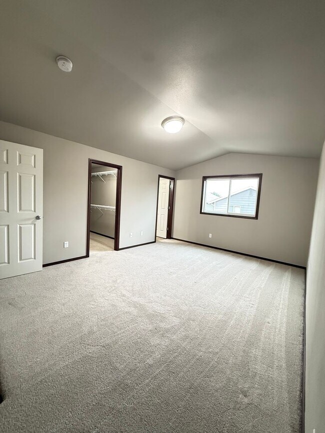 Building Photo - Modern 3BR/2.5BTH Home For Rent in Prime Marysville Location