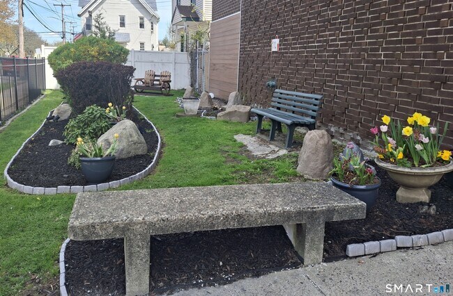 Building Photo - 393 Laurel Ave