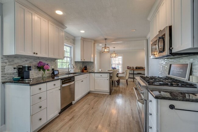 Building Photo - 4 Bedroom / 4 Bath Home for Rent! Kingspor...