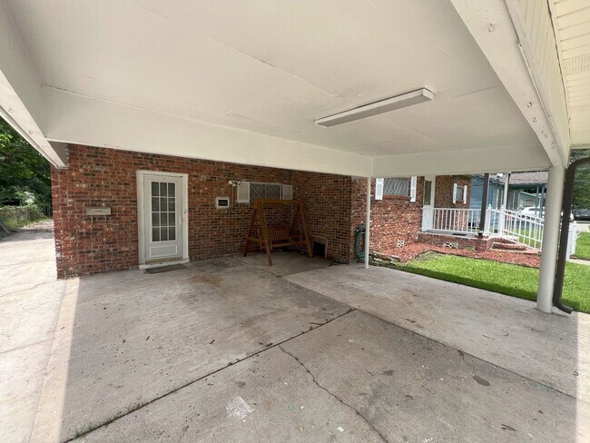 Building Photo - 4 bedroom, 2 bathroom home located in Bato...