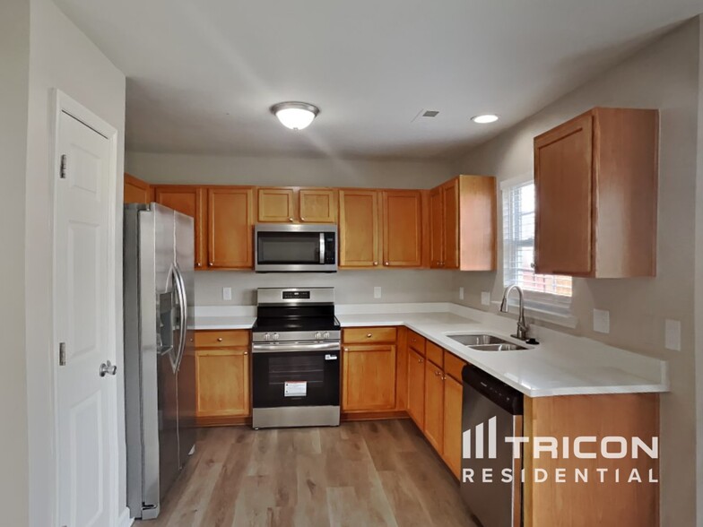 Building Photo - 2531 Cres Forest Dr