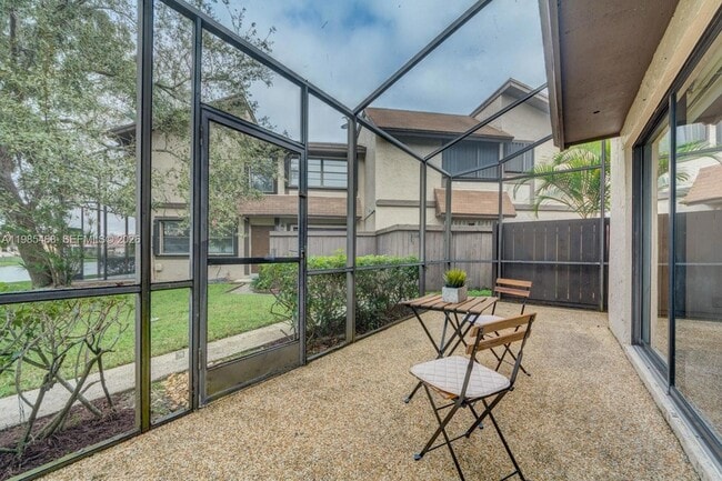 Building Photo - 1960 Bayberry Dr