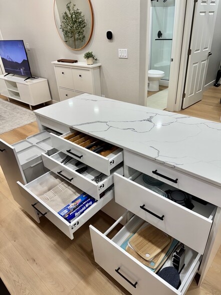 Building Photo - 711 N Hobson Ave