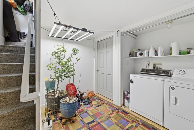 Building Photo - Charming 2 Bed 1 Bath House in Old Town!