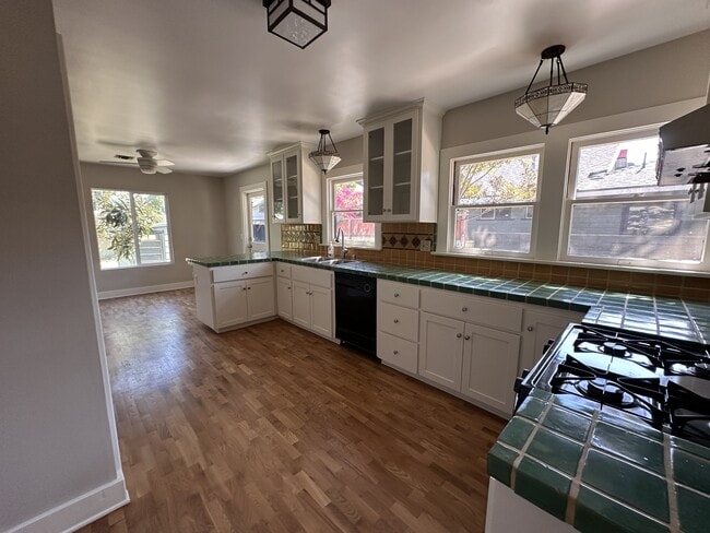 Building Photo - 930 N Fairview St