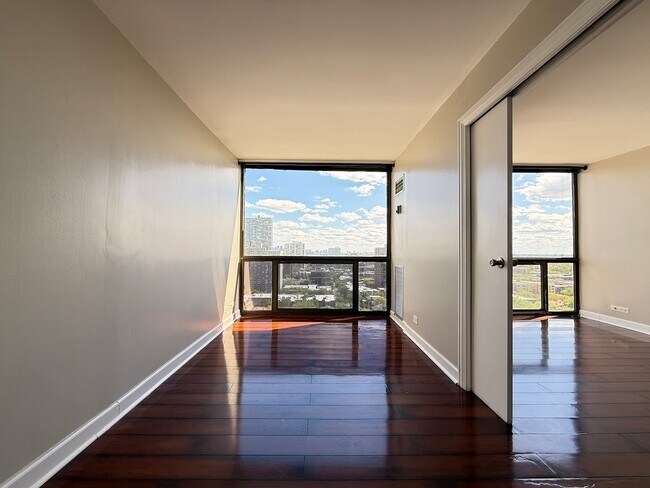 Building Photo - 4343 N Clarendon Ave