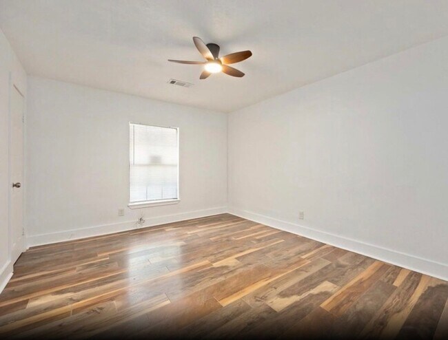 Building Photo - 6043 Lyndhurst Dr
