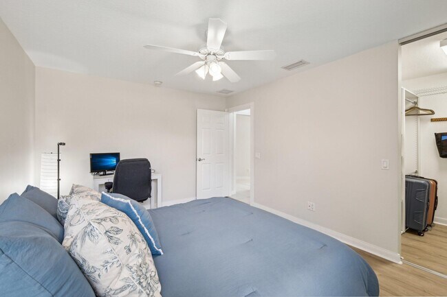 Building Photo - 10853 SW Elsinore Dr