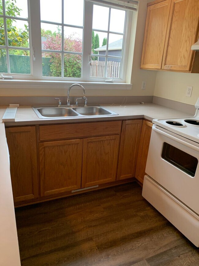 Building Photo - Available Now! 3 Bedroom ~ 1.5 Bathroom House Located in South Corvallis with A/C