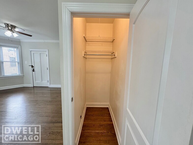 Building Photo - 3820 N Greenview Ave