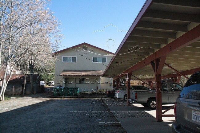 Building Photo - 306 Pleasant St
