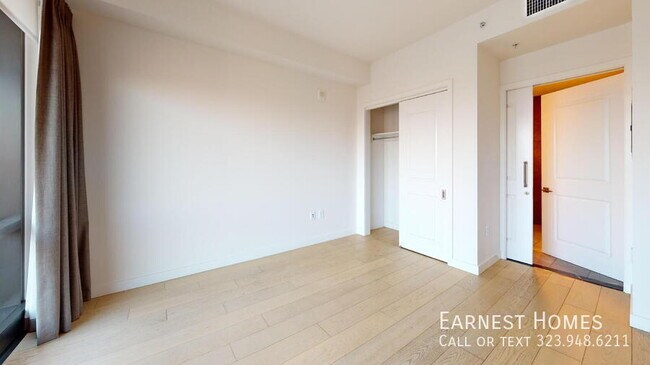 Building Photo - 400 S Broadway