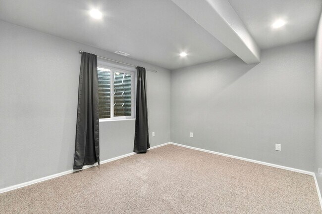 Building Photo - RainDance Resort-Style Living with 5 Bedroom, 3 Bathroom Ranch Home!