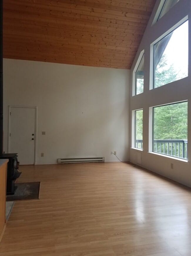 Building Photo - Beautiful home located on Emerald Lake