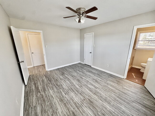 Building Photo - 954 E Holmes Rd