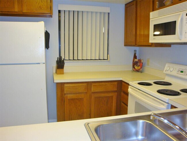 Building Photo - 270 Woodlake Wynde