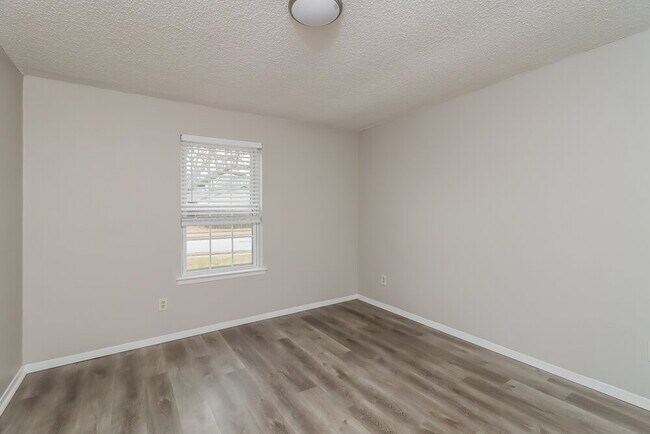 Building Photo - 6200 Kary Lynn Dr S