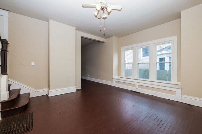 Building Photo - 557/559 E Madison Ave