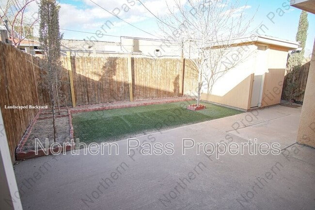 Building Photo - 1025 E Eighth