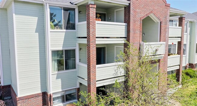 Building Photo - "Charming 1-Bedroom Condo with Mountain Views & Pool in Prime Boulder Location!"
