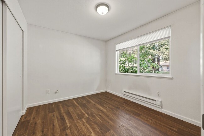 Building Photo - MOVE IN READY NOW! 2 bed 1 ba - Great location! Tumwater School District.