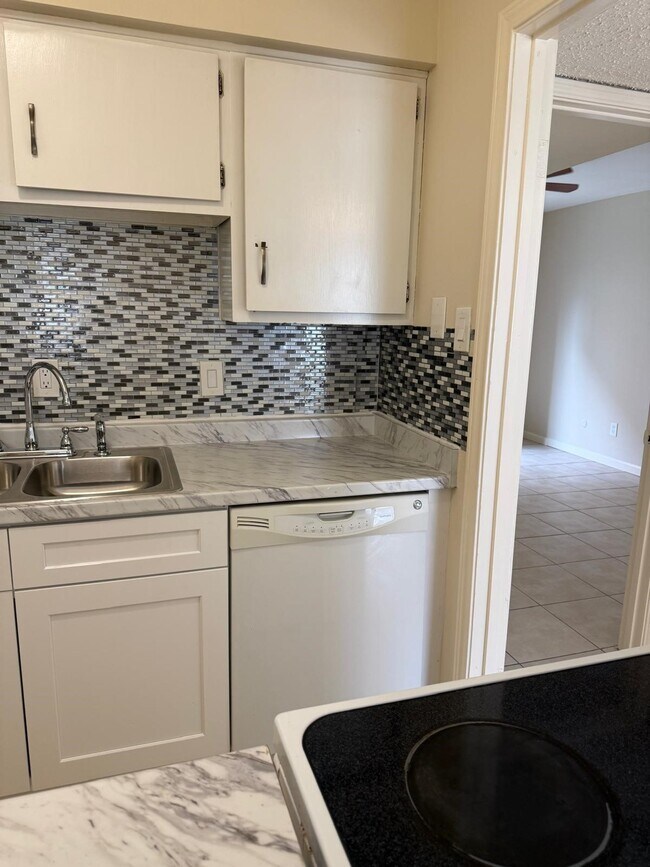 Building Photo - 6402 Del Monte Dr