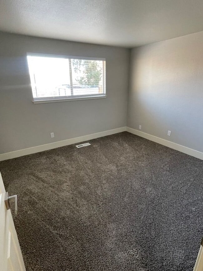 Building Photo - Modern Comfort Meets Stylish Living in This Updated Sparks Home!