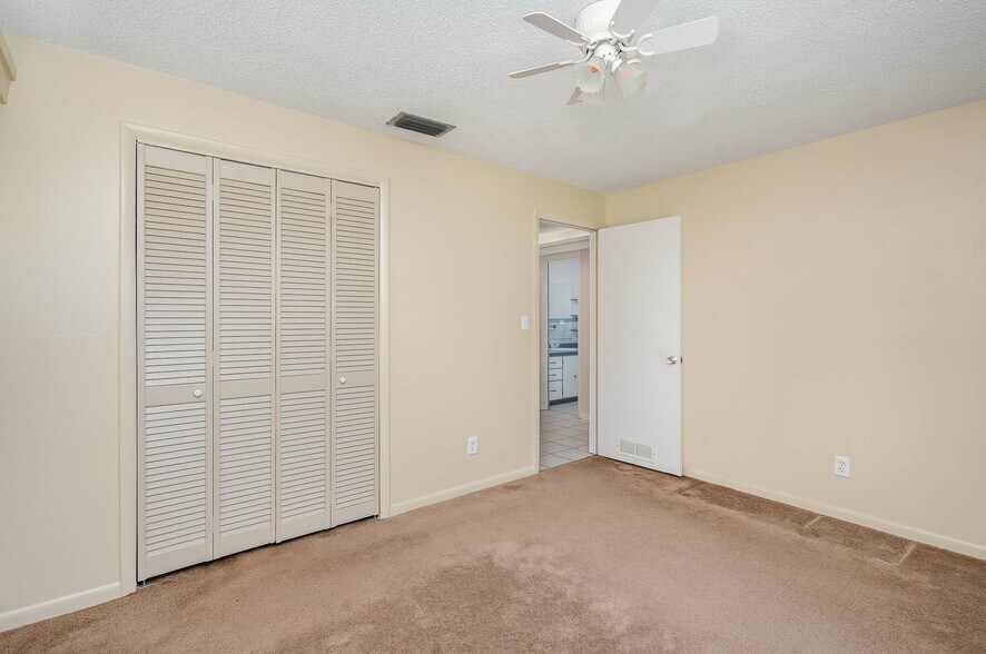 New carpet in all bedrooms! - 2908 Ivy St