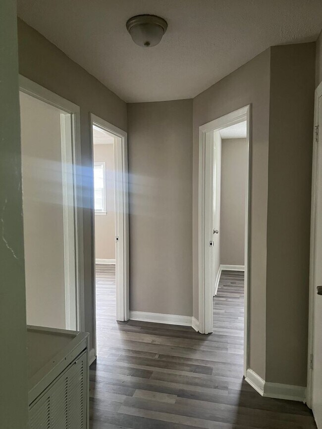 Building Photo - Two bedroom, 1 bath house in Burlington