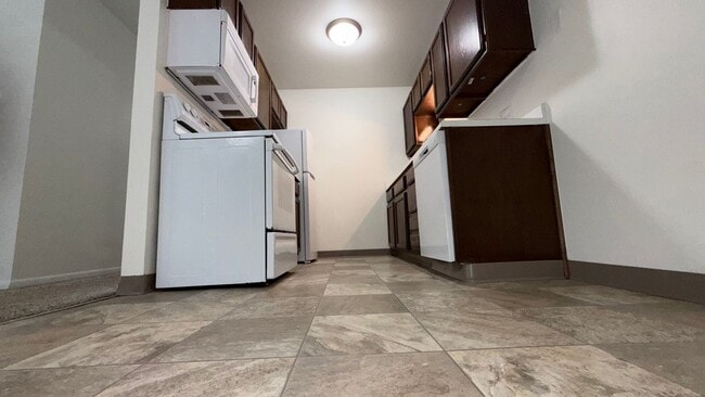 Building Photo - Lower 2-Bedroom | Heat Included & Fully Renovated