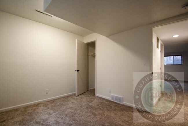 Building Photo - Spacious 4-bedroom, 3-bath home in Omaha