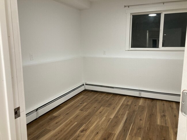 Building Photo - 4th Ave 6 Plex