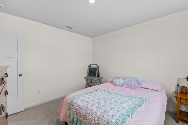 Building Photo - Beautiful 4-Bedroom Home with Fenced Backyard & Open Floor Plan!
