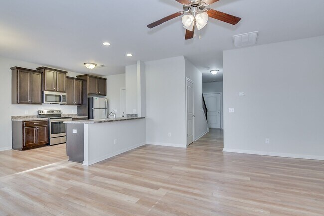 Building Photo - 3 Bedroom 2.5 Bath Townhouse