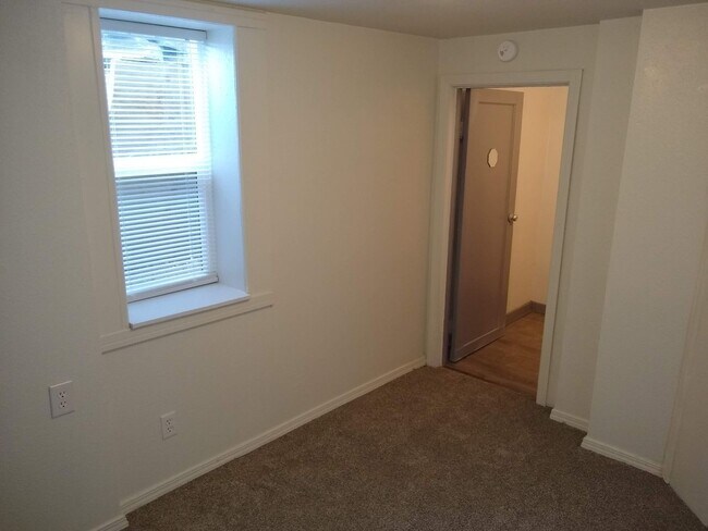 Building Photo - Retsil Rd. Duplex