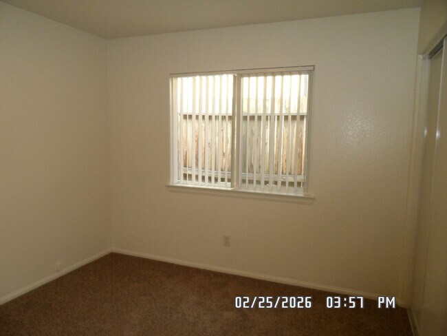 Building Photo - 3 Bedrooms, 2 Bathrooms, Approx 1582 sq. ft., 2 Car Garage, Fenced Back Yard, Rock-scaped Front Y...