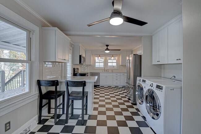 Building Photo - Washington Park 3BR 2Bth Home - available now for both short or long term lease