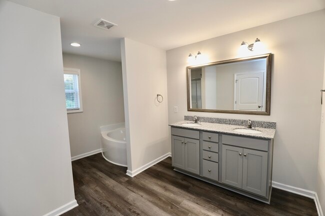 Building Photo - 1960 Barnhart Dr