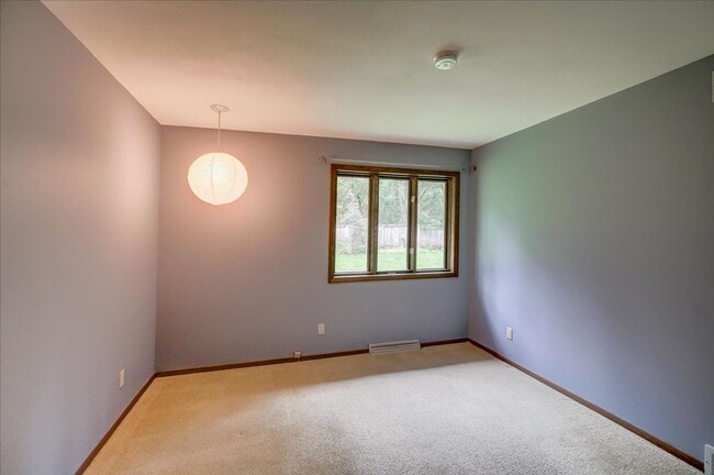 Building Photo - Parkwood Hills – Spacious 4 Bedroom, 3 Bat...