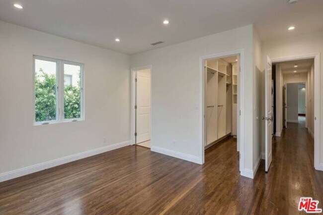 Building Photo - 10634 Wellworth Ave