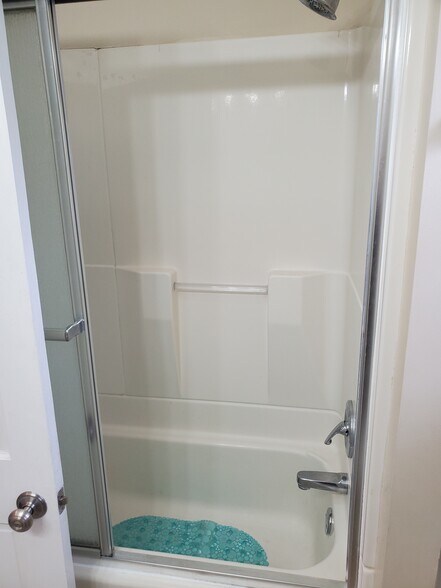 Building Photo - 1206 E 8th St