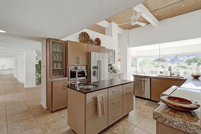 Building Photo - Beautiful 5 bed/4 bath + Den in Desirable Paradise Valley
