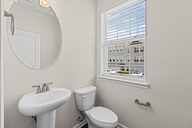 Building Photo - 9 Venice Ln
