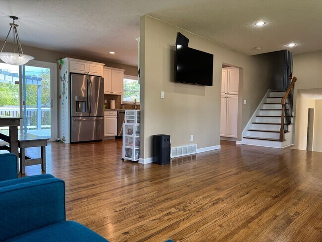Building Photo - Stunning 4 Bed, 3 Bath Home with Backyard ...