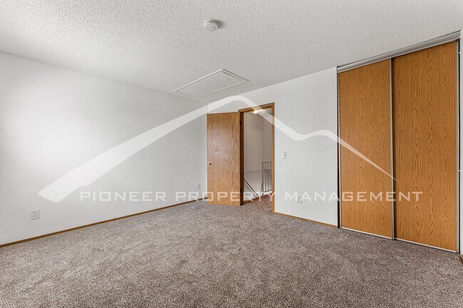 Building Photo - Spacious Townhouse with Central AC and Was...