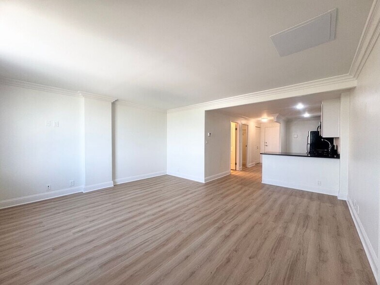 Building Photo - 700 E 8th St