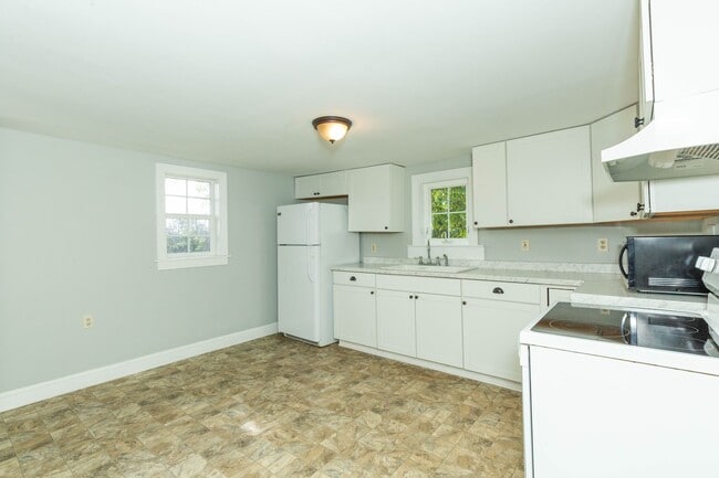 Building Photo - 2 Bed, 2 Bath Farmhouse-Style Home in Kear...