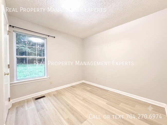 Building Photo - 174 Overcreek Rd